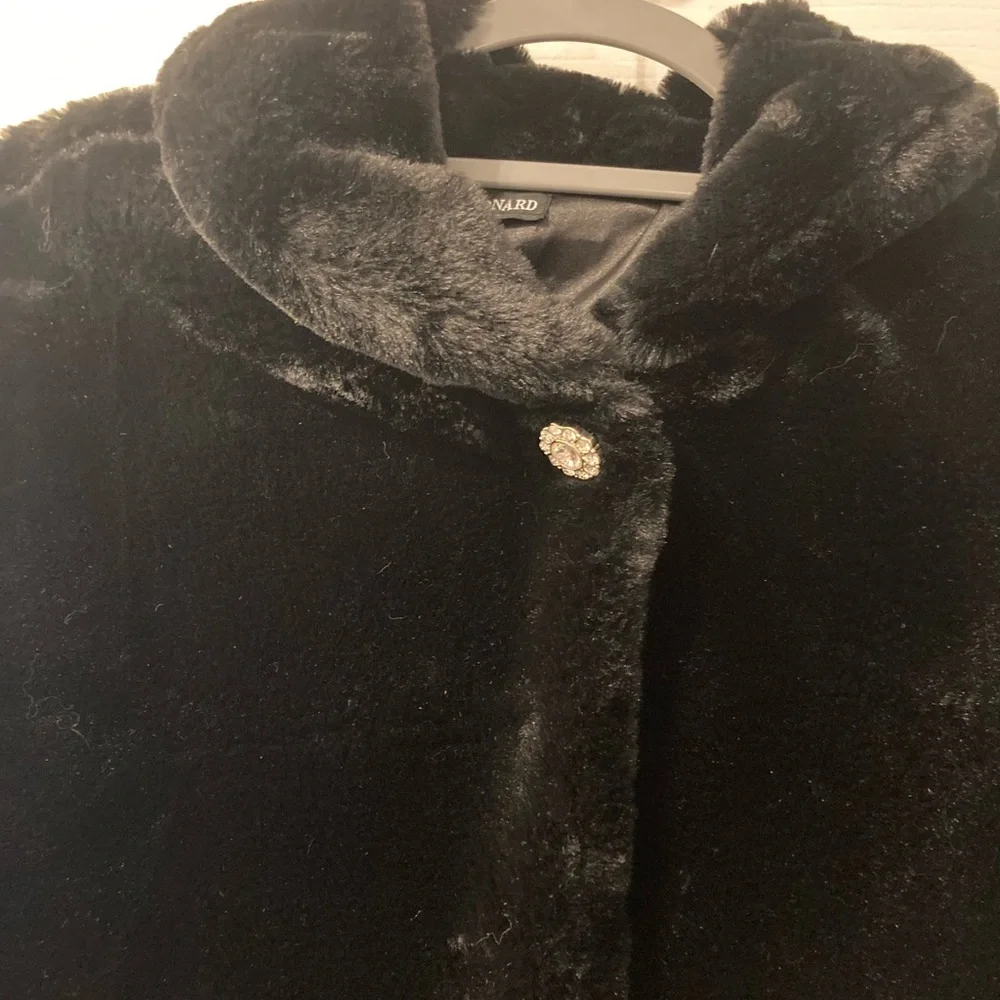 Nina Leonard NEW medium faux fur collared snap capelet